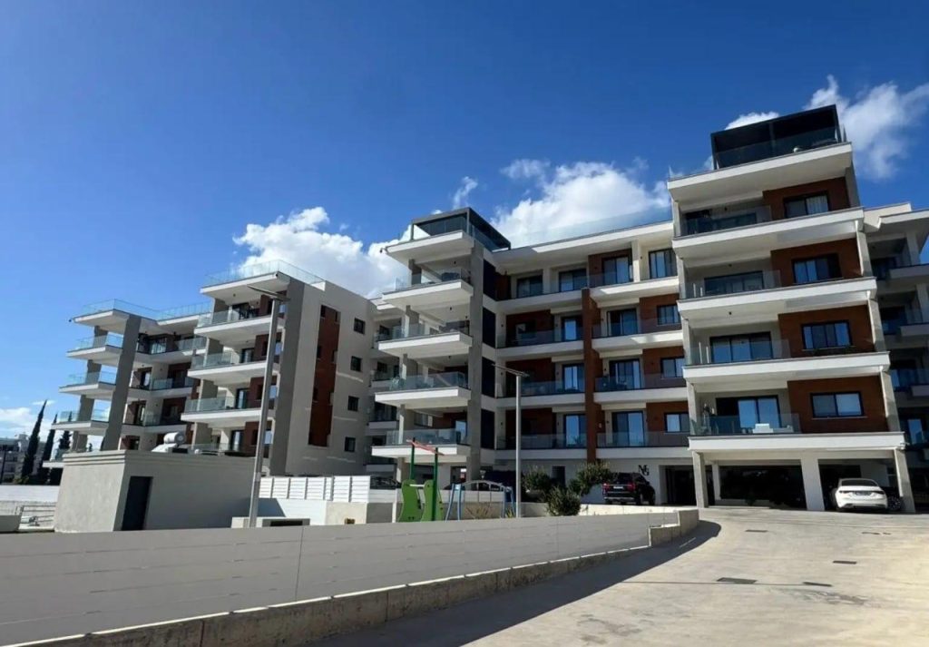 4-bed penthouse with heated pool and gym in Germasogeia photo 1
